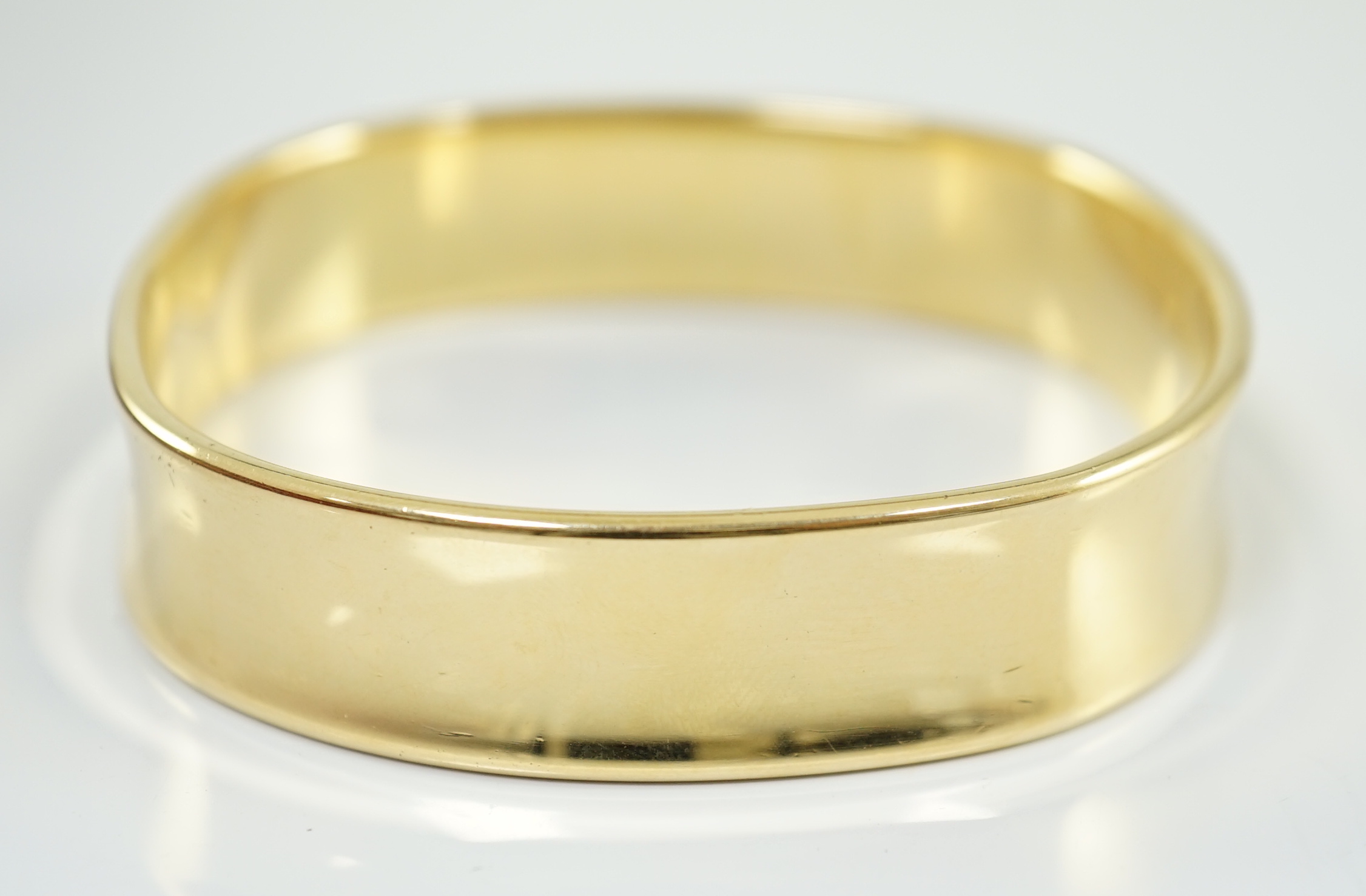 A modern heavy Tiffany & Co 18ct gold shaped bangle